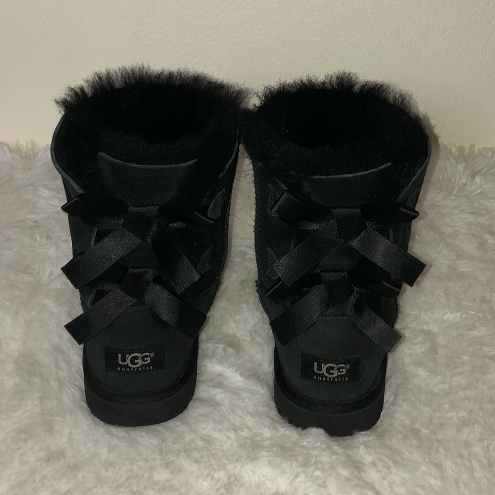 UGG Bailey Bow Black Short Boots Big Kids Sz 4